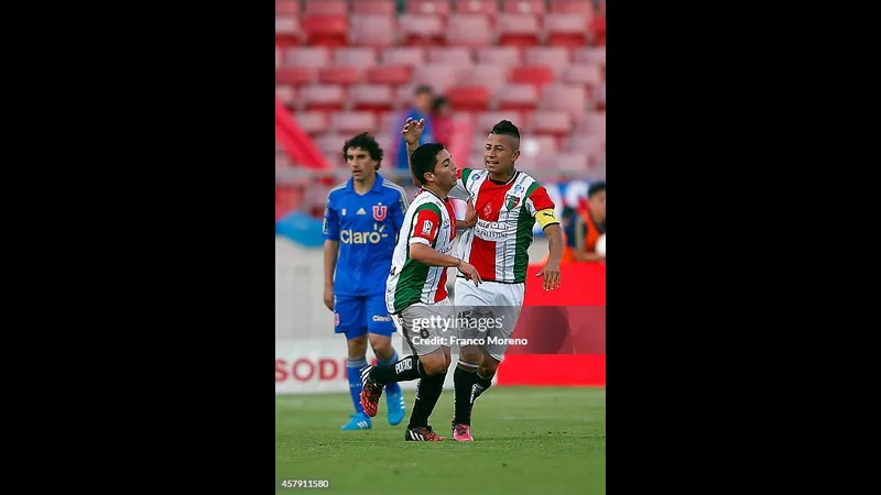 Cầu thủ của U De Chile nỗ lực vượt qua cầu thủ của đội Palestino trong trận đấu Cầu thủ của U De Chile nỗ lực vượt qua cầu thủ của đội Palestino trong trận đấu