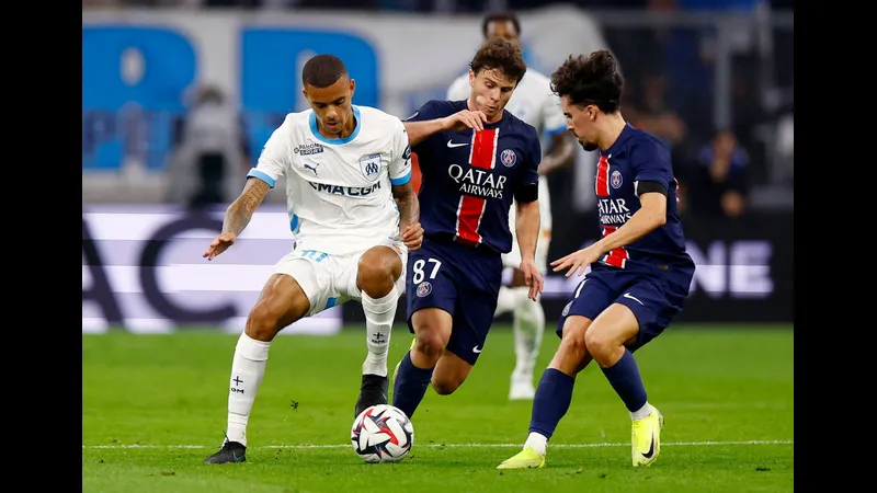 Cầu thủ PSG tấn công quyết liệt trước hàng phòng ngự của Marseille