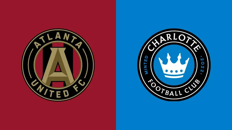 Cầu thủ Charlotte và Atlanta United đua nhau tranh bóng Cầu thủ Charlotte và Atlanta United đua nhau tranh bóng