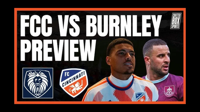 Cầu thủ Cincinnati và Burnley cùng tranh chấp bóng trên sân