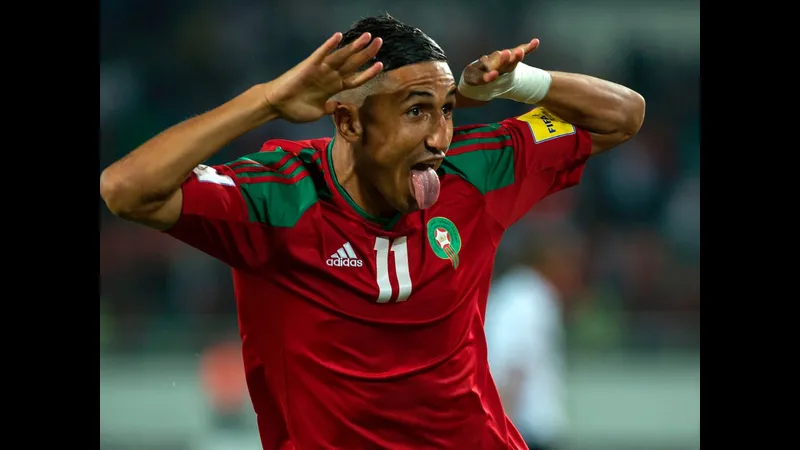 Cầu thủ Pháp và Morocco đang tranh chấp bóng trên sân cỏ Cầu thủ Pháp và Morocco đang tranh chấp bóng trên sân cỏ