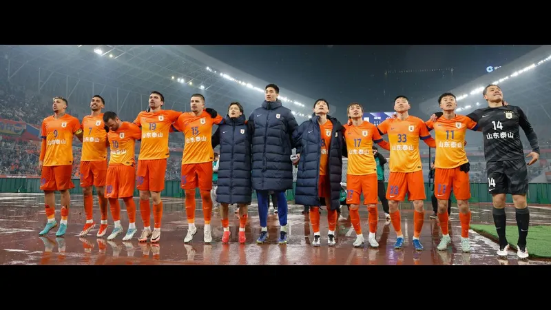 Cầu thủ Shandong Taishan và Yunnan Yukun đối đầu trên sân Cầu thủ Shandong Taishan và Yunnan Yukun đối đầu trên sân