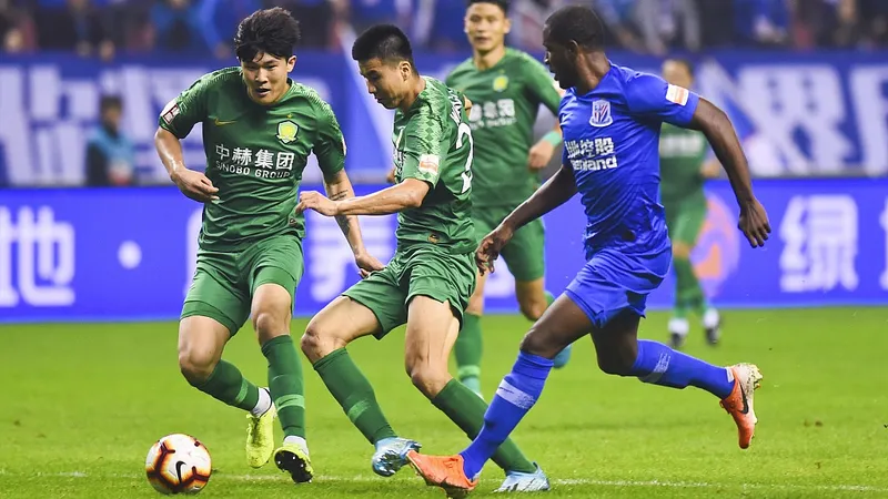 Cầu thủ Shanghai Shenhua và Beijing Guoan đối mặt trên sân cỏ Cầu thủ Shanghai Shenhua và Beijing Guoan đối mặt trên sân cỏ