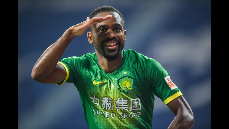 Cầu thủ Shanghai Shenhua và Beijing Guoan tranh chấp bóng trên sân Cầu thủ Shanghai Shenhua và Beijing Guoan tranh chấp bóng trên sân